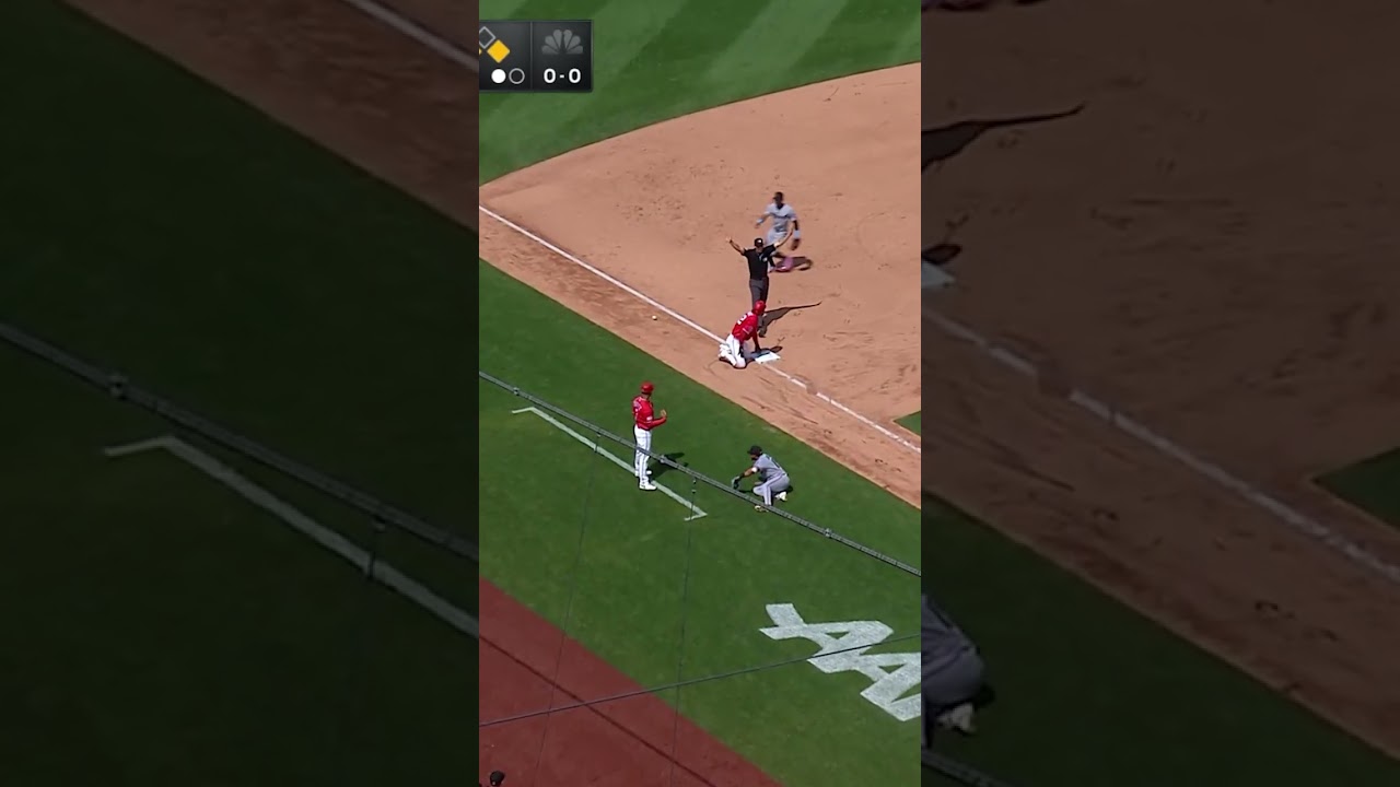 You ever see a bunt attempt bonk a guy on the head before? 🧐