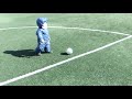 Ребенок (год и 2 мес) играет с мамой в футбол)