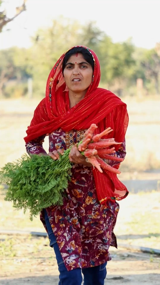 Maa Maa mera Gajar ?? Chor Liya #shorts #carrot #maa #prank