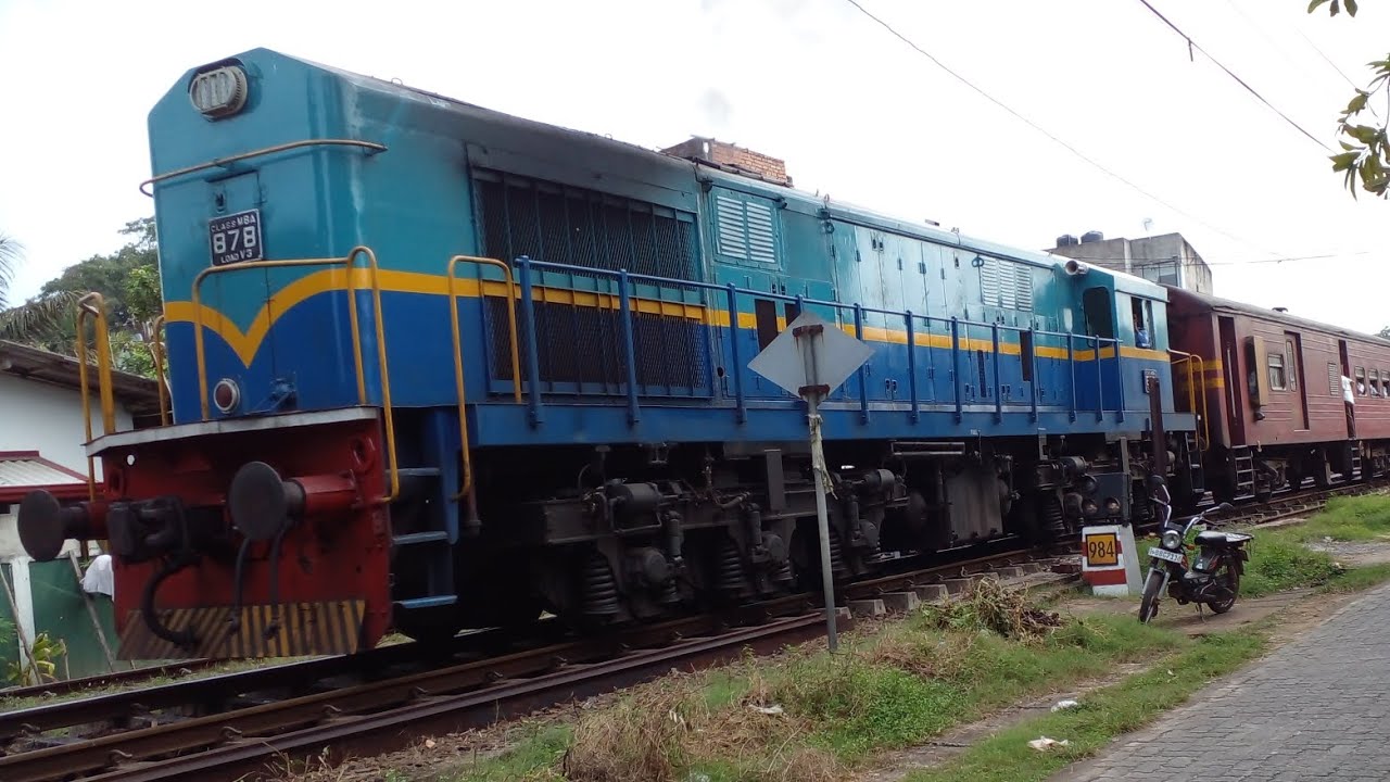 sri-lanka-railway-m8a-878-rajarata-rejina-train-leaving-matara-railway
