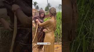 Neng Idoy Lagi Betah Di Air Pancuran Euy