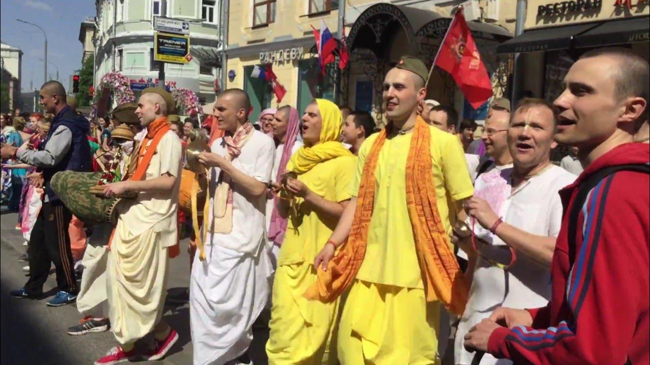 Одежда кришнаитов. Храм харе кришна иркутск. Кришнаиты секта. Харе кришна харинама. Хари кришни субкультура.