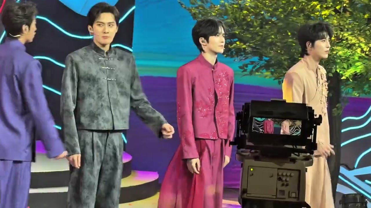 Desire 4, Summer-Like performance. I’ve been hooked on this song lately. 🥲😎