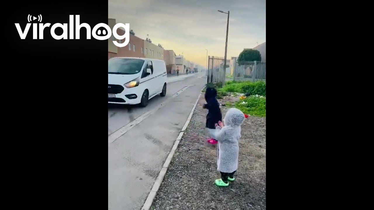 Cheerleaders for Dad Running a Race || ViralHog