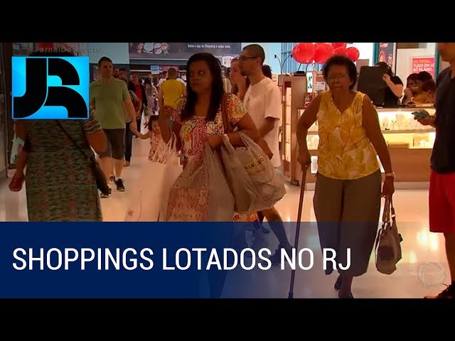 Clientes lotam shoppings na busca do presente de última hora