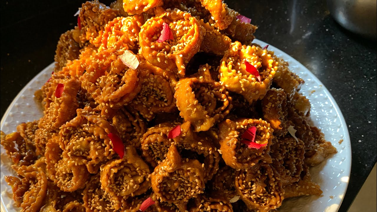 بمناسبة حلول شهر رمضان المبارك نقدم لكم طريقة تحضير الشباكية المغربية بطريقة سهلة 