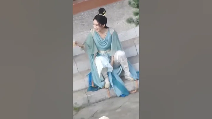 #趙麗穎《與鳳行》片場路透，坐在台階上喝奶茶！真的被可愛到~ - 天天要聞