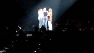 Shania Twain and Esther, Janet and Lianne singing You're Still The One in Ahoy Rotterdam 2004