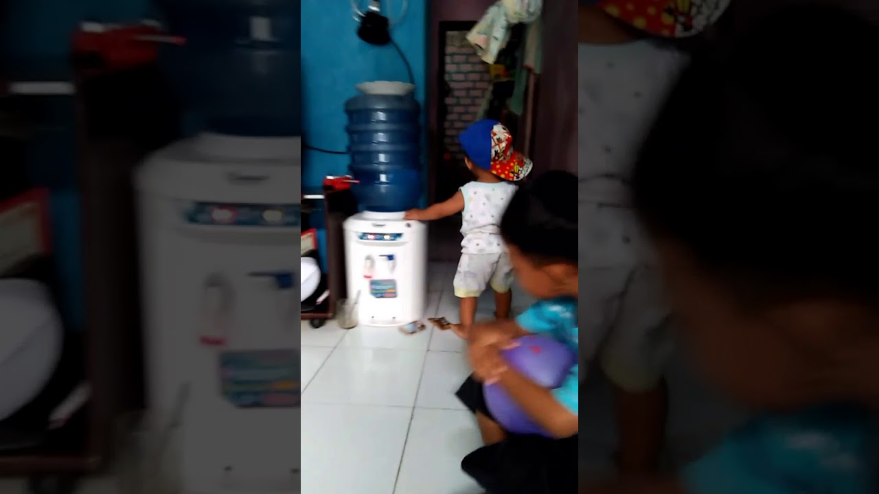 Anak Baru belajar jln lucu bingits - YouTube