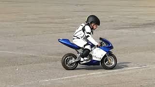 Mini moto, niño de 3 años