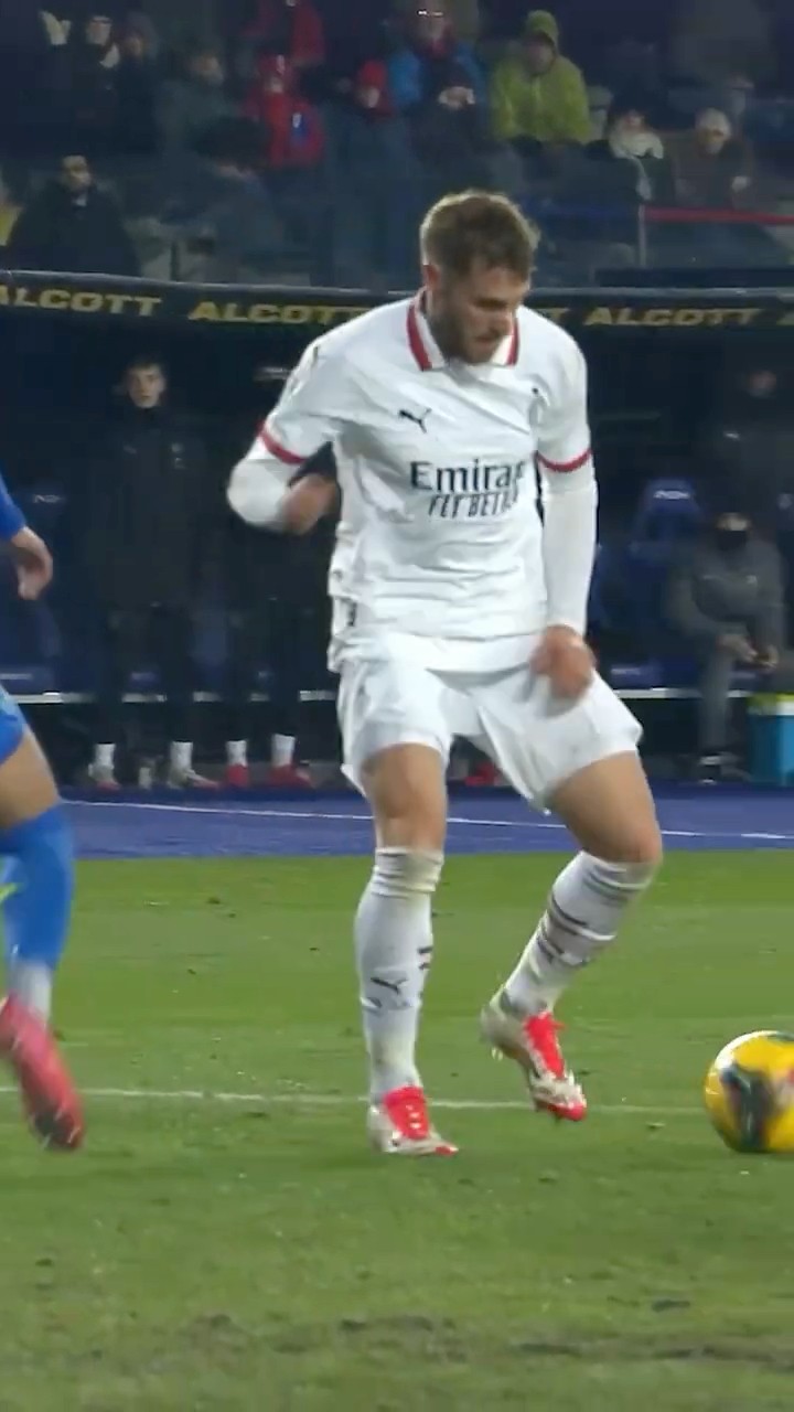 Giménez's first goal in ?⚫️