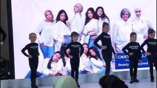 Okky Asokawati and Walla models on stage