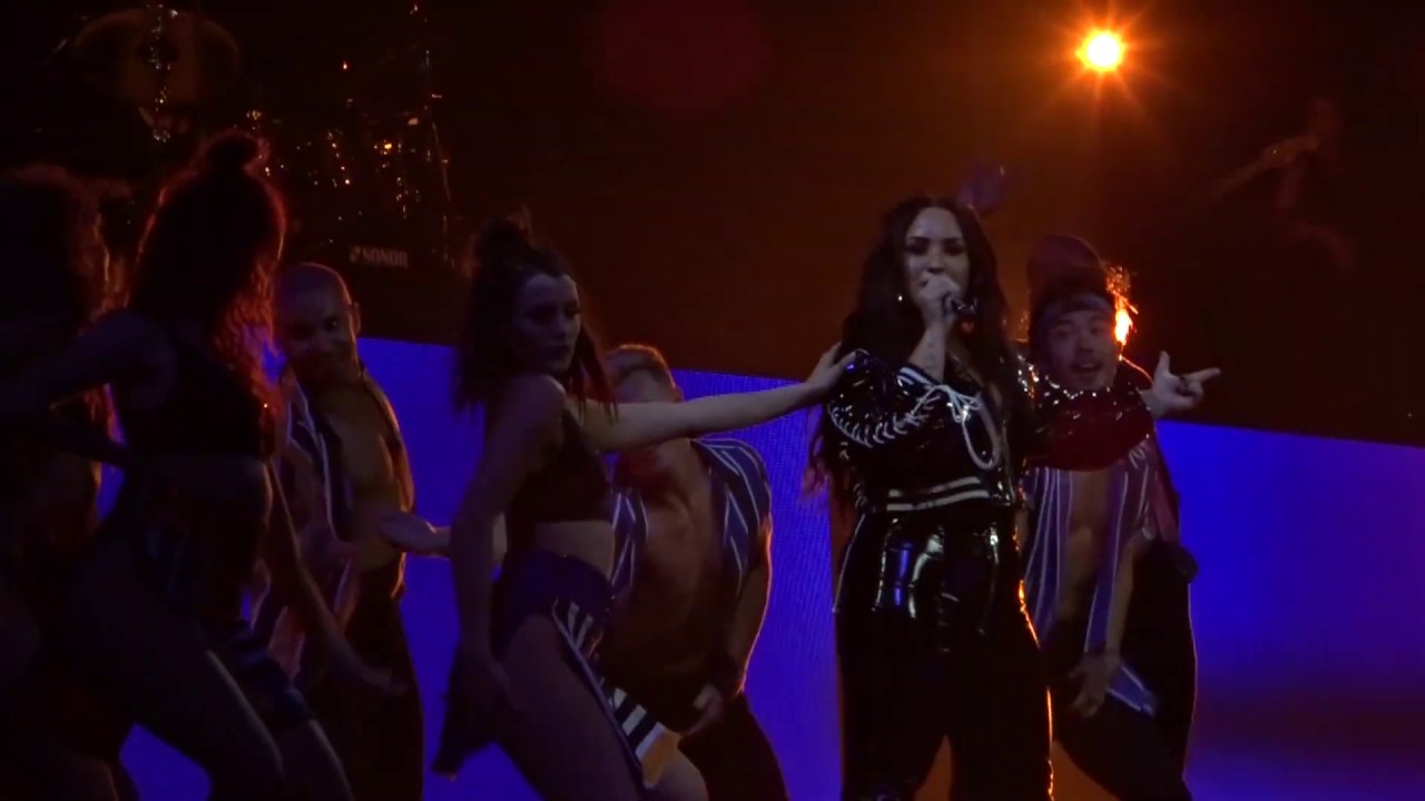 Demi Lovato ft Luis Fonsi - Echame la culpa live hd - YouTube