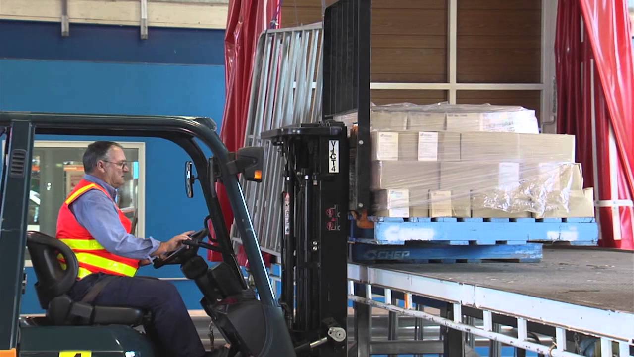 Loading Pallets Onto A Truck Tray Safely Youtube