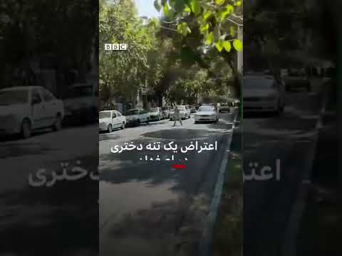 دختری در اصفهان در اقدامی اعتراضی یک تنه جلوی خودروها را می گیرد