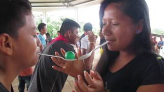 Diversión con el juego de los pimpones en el Colegio ABYA YALA 2016