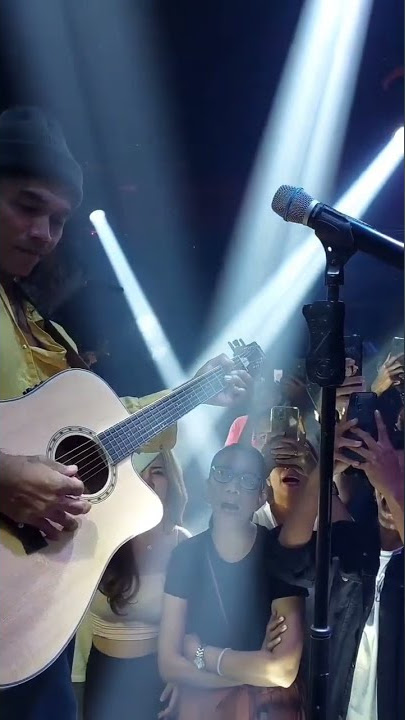 Kaka Slank menyanyikan lagu virus dikerumutin cewek-cewek cantik