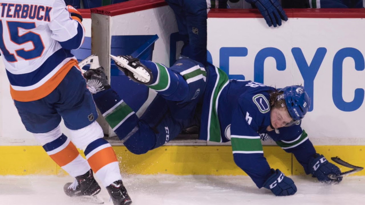 New York Islanders Cal Clutterbuck is super casual about taking a puck to  the face