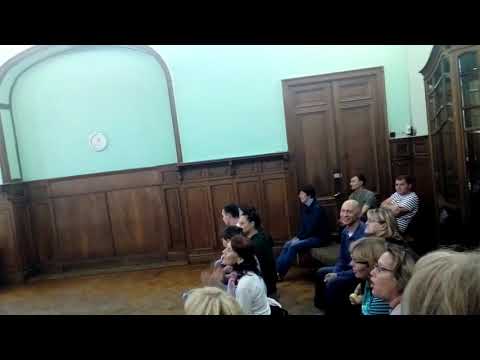 Вот идет по