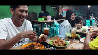 #Adi Bergek Dan Ekas Birboy lagi menikmati makanan mie aceh tumis kepiting.#MIEACEHSYAHLUN👍