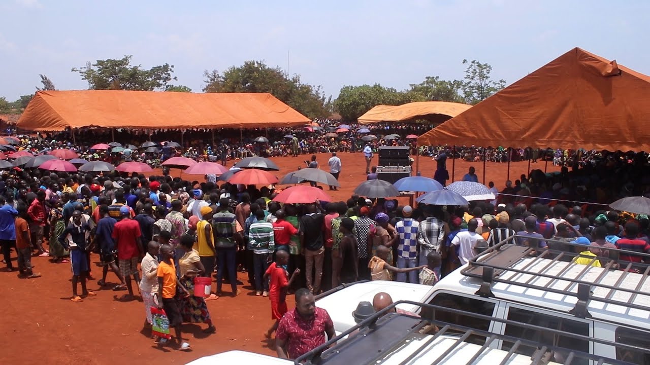 TAZAMA SHULE ZA WAKIMBIZI WA BURUNDI TANZANIA ZAFUNGWA,  WAPEWA MAKAVU RUDINI KWENU KUNA AMANI.