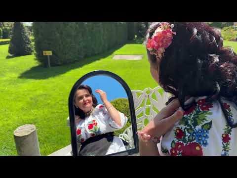 Valeria Dobra Sturza - Mă uit în oglindă și mă mir
