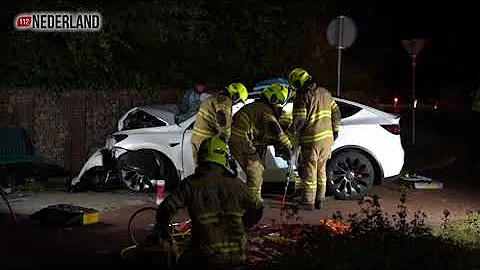 Ernstig ongeval met een Tesla in Putten