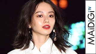 山本舞香、超ミニボトムですらり美脚　麦わら帽子×超ロングシャツで個性派カジュアル