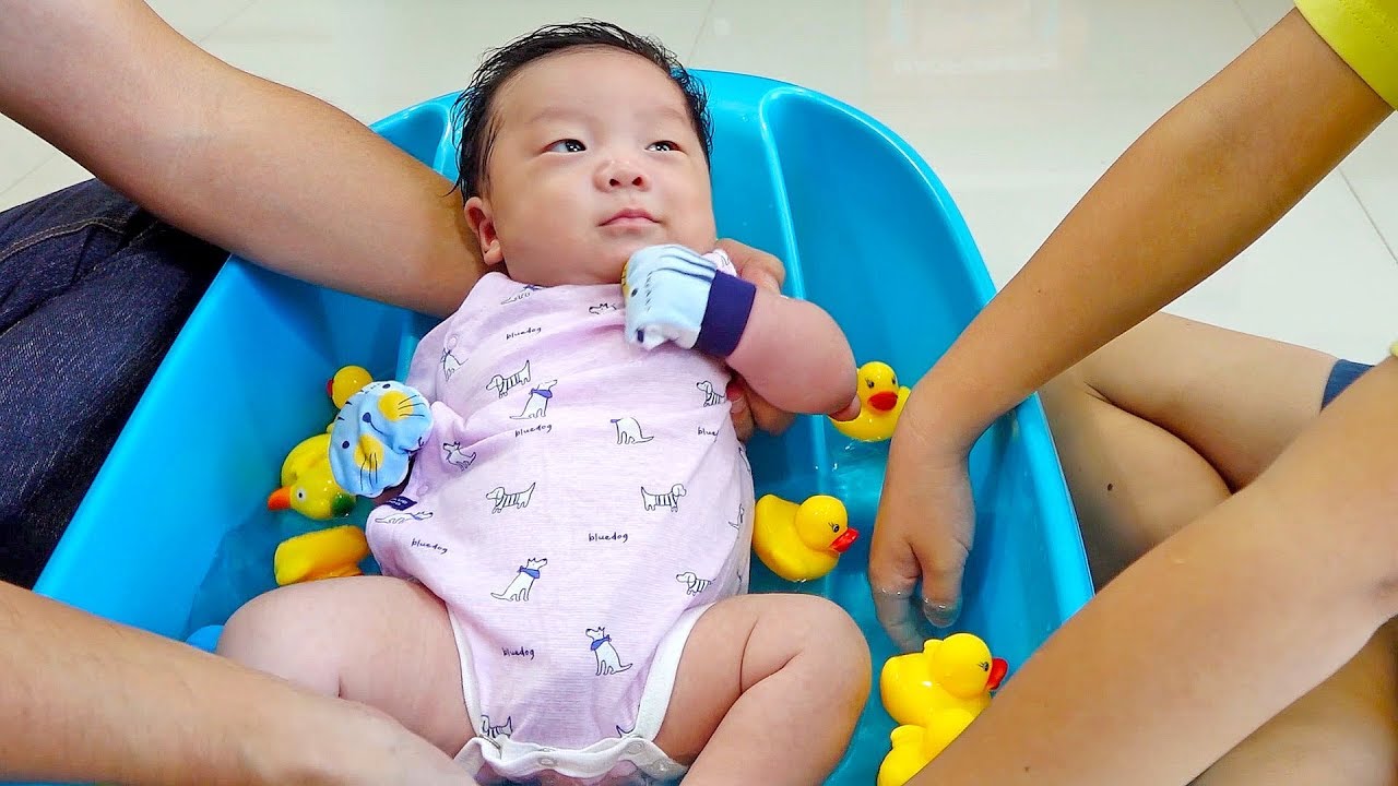 ⁣Newborn Baby Bath with Toys Family Activity