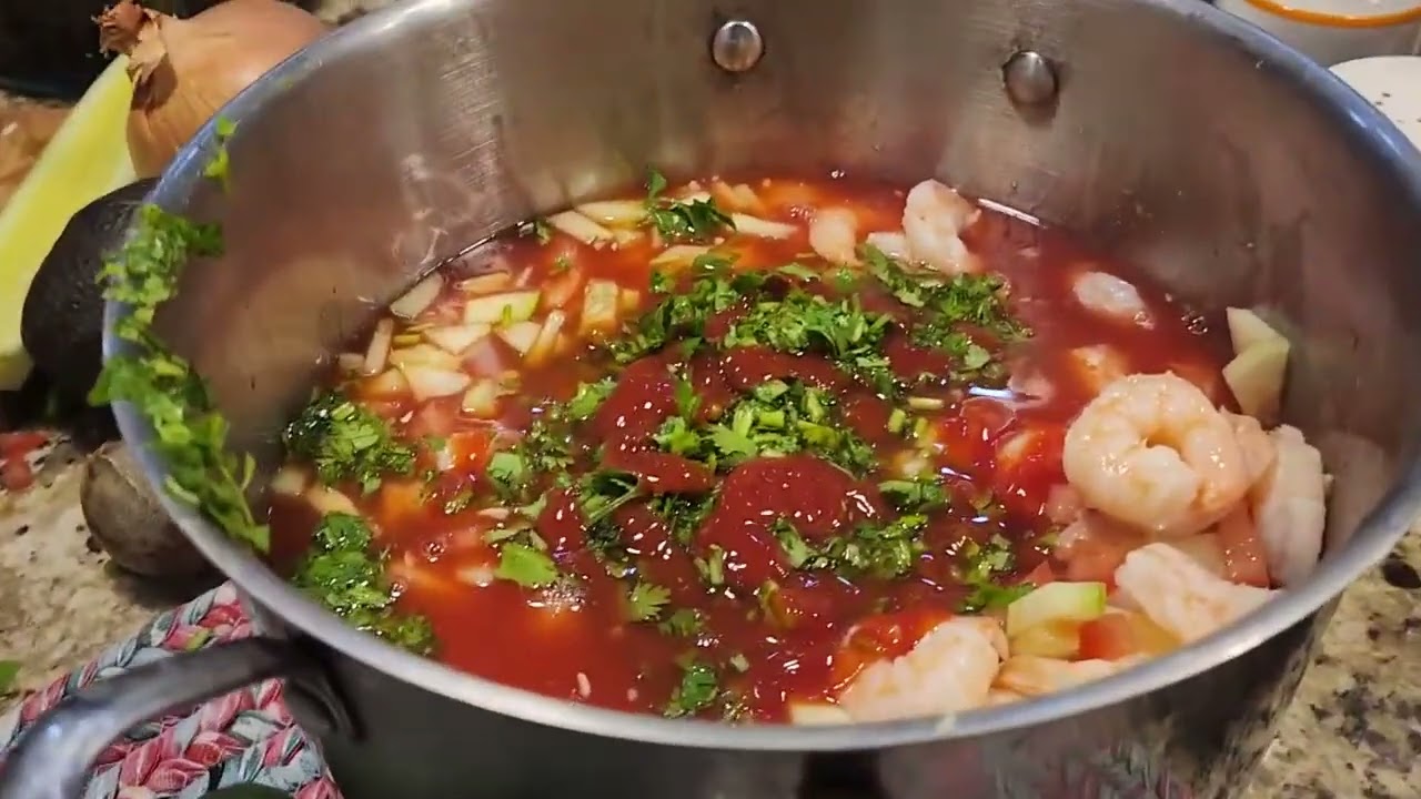 Vamos apreparar un coctel de camarones  ami estilo  saludos 
