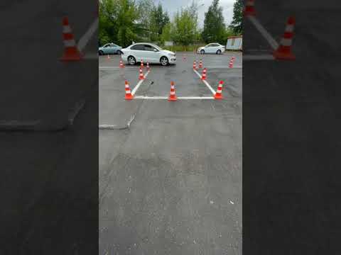 Автошкола. Ученица на 3 уроке выполняет гараж самостоятельно