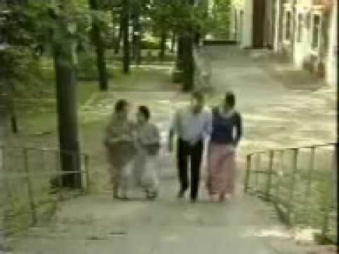 პარკში მოსეირნე დააყლევებული წყვილი