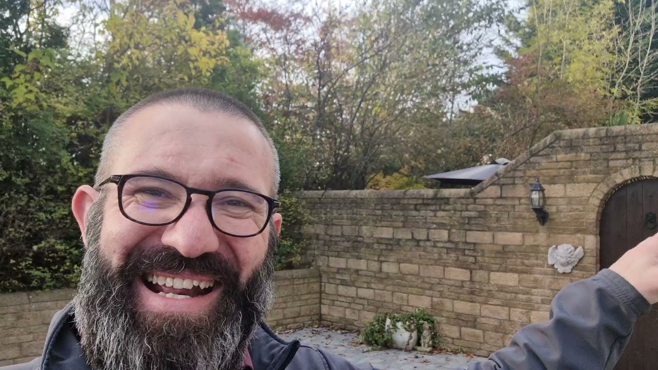 Semi detached House for Sale in Nuneaton - Atherstone Road, Hartshill, Nuneaton with Hawkins