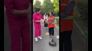 The scene of helping with kindness on the road #helpothers #kindness #inspiration