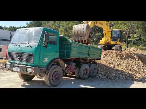 excavator in action and truck 挖掘机在行动和卡车