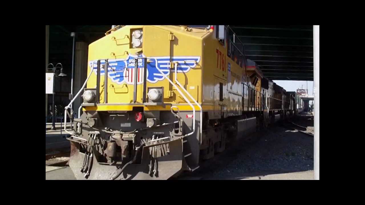 bnsf 5729 Union Pacific ES44AC #7761 Leads the KOAMN through Sacramento (10/8/11)