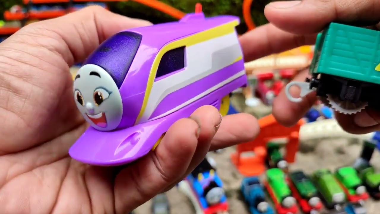 mencari mainan kereta api thomas, bus kecil tayo, titipo, robocar poli, superwings, disney cars