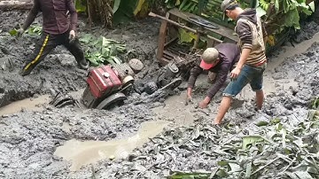 Xe công nông 2 câu kéo xe 1 câu  chở chuối mặc phải đường lây lun cực kỳ khó khăn