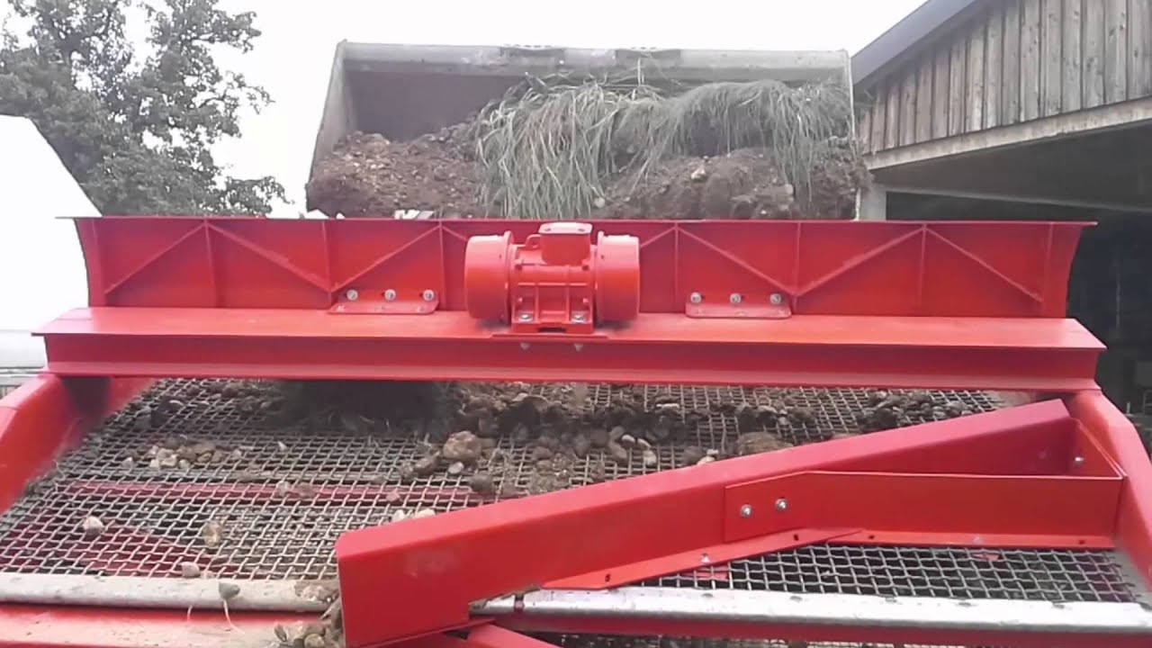 Erde/Steine absieben mit dem Rüttelsiebe LS28 von Xava Recycling