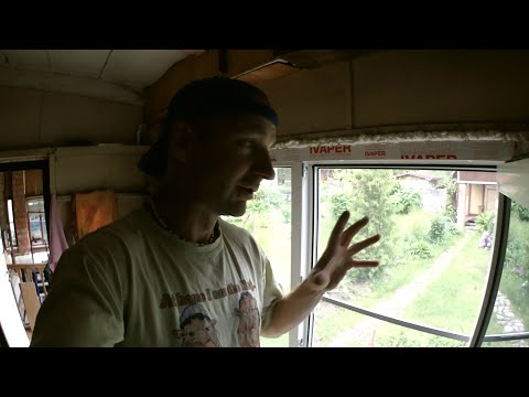 Комар лезет через сетку и Совет, чтобы птицы не рвали москитку.