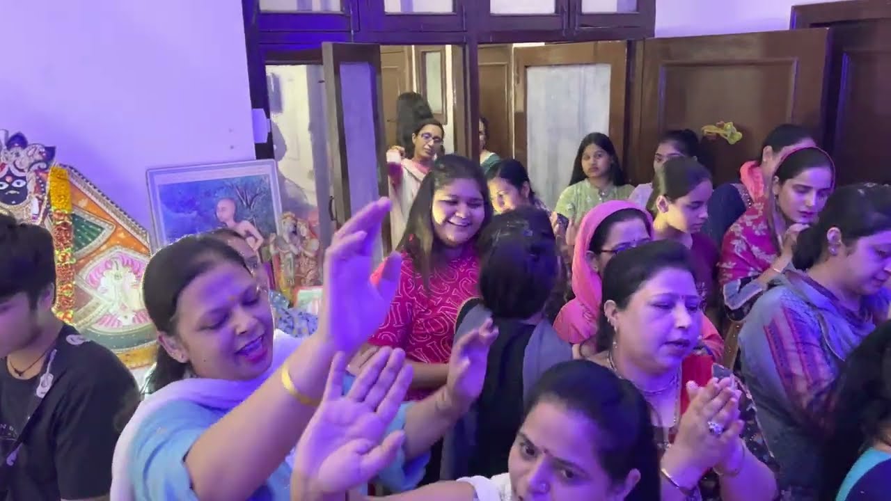 वृंदावन दे अजब नजारे पावां गे कोई जावे ना जावे  आपा जावांगे ~Vrindavan de ajab najare pava ge….