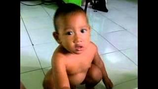 Anak kecil bersin