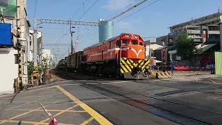 7801次(本務R156)長軍貨列南下通過青年路平交道