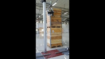 Watch the motorized stand for safe pallet labeling at various heights