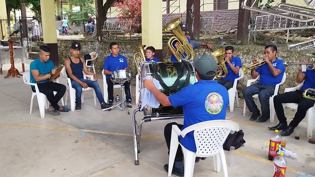 BANDA DE VIENTO FLOR DE CAÑA EN LA FIESTA DE LA SANTA CRUZ EN COATZONCO HUAUTLA HIDALGO 2023.