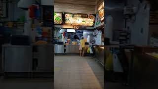 suasana siang hari di restoran Chinese, Singapore