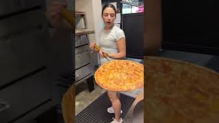 #PizzaGirl 🍕#PizzaMaking#HomemadePizza#PizzaLover#FreshPizza#PizzaChef#CookingTime#Foodie..