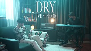 Video thumbnail of "Urworld - ฉันชอบฝนแต่เธอเป็นร่ม(dry) [Live Session]"