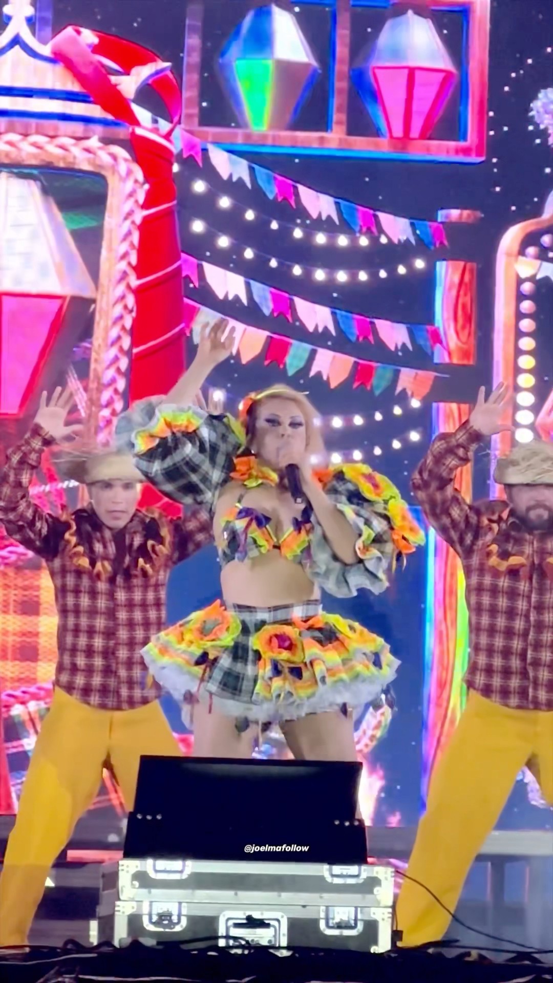 Joelma usou roupa de festa junina em sue me cantou Frevo Mulher