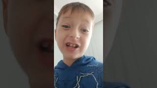 Adam Çocuk Gibi Davranıyor Resimi